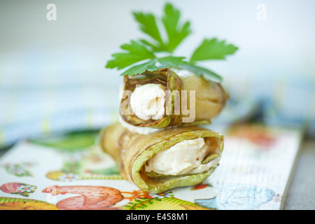 Rouleaux de courgettes avec garniture de fromage de persil Banque D'Images