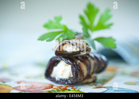 Rouleaux d'aubergines avec garniture de fromage sur une plaque Banque D'Images