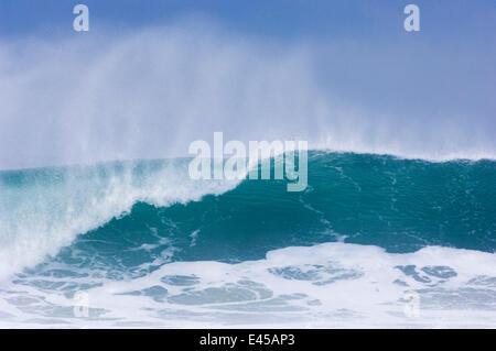 Rouler dans la vague de la baie Saligo, Islay, Argyll, Scotland, UK. Février Banque D'Images