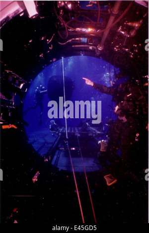 Cette photographie montre le Seacliff déchargé d'un sous-marin, montrant le processus de transport de matériel militaire ou civil du sous-marin vers la terre ferme. L'image capture les aspects techniques et logistiques des opérations navales au milieu du XXe siècle. Banque D'Images