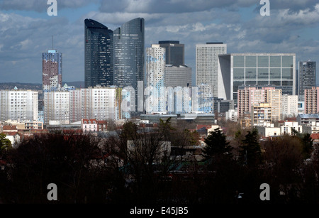 AJAXNETPHOTO. 2006. PARIS, FRANCE - TOURS DE LA DÉFENSE DANS LE QUARTIER DES AFFAIRES ET TOURS CLOUD DE LOGEMENTS SOCIAUX RÉSIDENTIELS À NANTERRE. ARC DE LA DÉFENSE EST À DROITE. PHOTO : JONATHAN EASTLAND/AJAX Banque D'Images