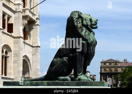 Hongrie Budapest Le Parlement hongrois avec une statue de lion de chaque côté de l'entrée principale Banque D'Images