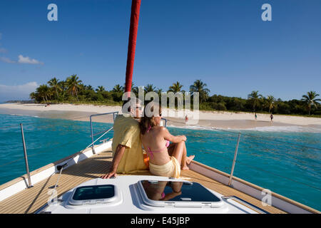 Couple sur la plage avant d'un Sunsail Oceanis 423 dans les îles Vierges britanniques, mars 2006. Propriété et modèle publié. Banque D'Images