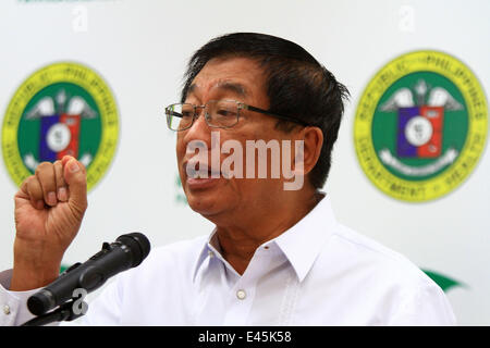 Manille, Philippines. 3 juillet, 2014. Ministère philippin de la Santé (DOH) Secrétaire Enrique Ona gestes au cours d'une conférence de presse à Manille, aux Philippines, le 3 juillet 2014. Le gouvernement des Philippines est exhortant les musulmans philippins de reporter leur pèlerinage à La Mecque en Arabie saoudite en raison de l'appareil respiratoire au Moyen-Orient Syndrome-Corona (Virus MERS-CoV). Credit : Rouelle Umali/Xinhua/Alamy Live News Banque D'Images