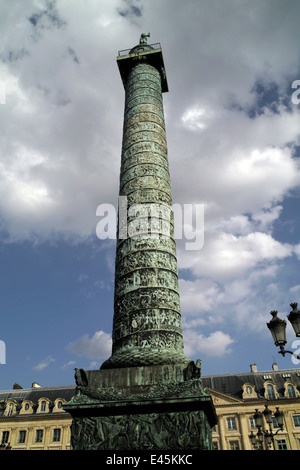 AJAXNETPHOTO. PARIS, FRANCE. - Colonne -La Colonne de bronze de la Place Vendôme Vendôme.1er Arondisssement. PHOTO:JONATHAN EASTLAND/AJAX Banque D'Images