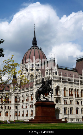 Hongrie Budapest le renouvellement de la Place Kossuth Lajos statue équestre de Ferenc Rakoczi II Banque D'Images