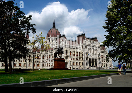 Hongrie Budapest le renouvellement de la Place Kossuth Lajos statue équestre de Ferenc Rakoczi II Banque D'Images