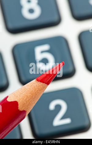 Un crayon rouge et une calculatrice. icône image pour rationaliser et économiser Banque D'Images