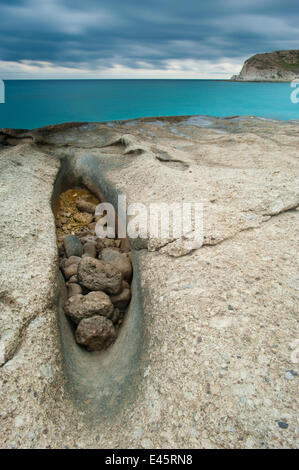 Petites roches niché dans un golfe d'érosion dans la roche, Cala del plomo (plomb), Parc naturel de Cabo de Gata, Almería, Andalousie, Espagne du Sud, Novembre 2009 Banque D'Images