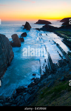 L'aube sur la Costa Quebrada, Santander, Cantabia. Golfe de Gascogne, océan Atlantique, au nord de l'Espagne, Avril 2010 Banque D'Images