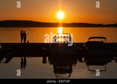 Coucher du soleil sur le lac finlandais Banque D'Images