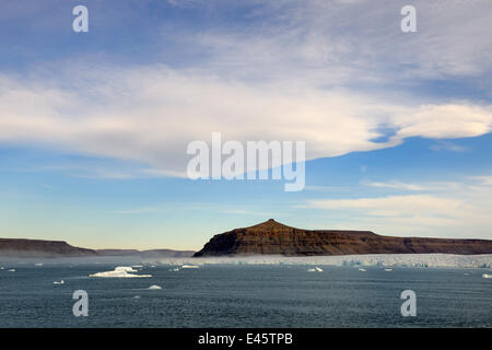 Des icebergs et des glaciers, la baie de Croker, île Devon, Nunavut, Canada, août 2010 Banque D'Images