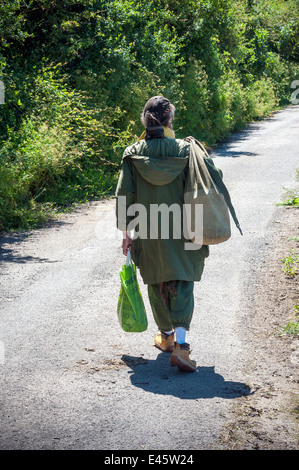 L'homme de la rue, sur l'ancienne voie verte sur le chemin côtier du sud-ouest en direction de la maison d'Agatha christies,Greenway, tramp Banque D'Images