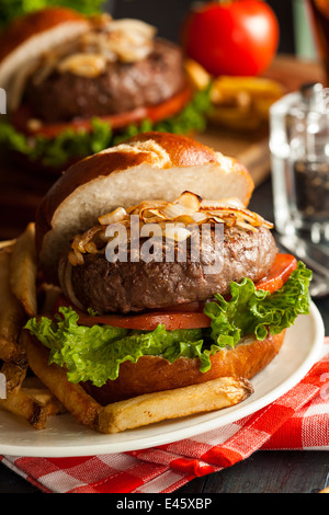 Hamburger gourmet avec laitue tomate et oignons Banque D'Images