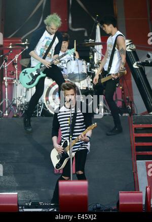 Groupe 5 secondes de l'été effectuée pendant un concert à l'Esprti Arena de Düsseldorf, Allemagne, 02 juillet 2014. Photo : afp/HENNING KAISER Banque D'Images