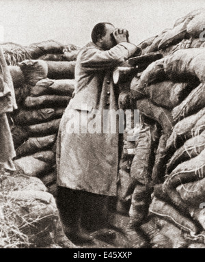 Un officier allemand dans un point d'observation de sacs au cours de la PREMIÈRE GUERRE MONDIALE. Banque D'Images