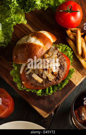 Hamburger gourmet avec laitue tomate et oignons Banque D'Images