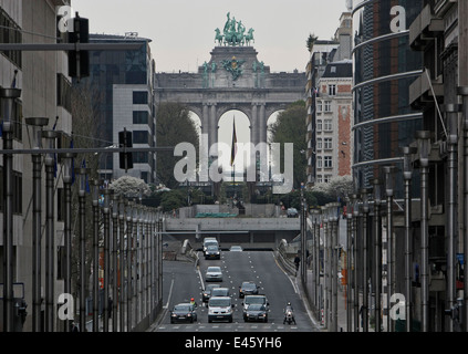 Rue de la loi, Bruxelles, Belgique En regardant vers le Musée royal de l'Armée et d'Histoire Militaire Parc du Cinquantenaire Banque D'Images