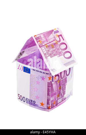 Une maison construite à partir de l'Euro sur fond blanc. La construction de la société, construire des maisons et l'achat d'une maison. Banque D'Images