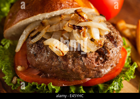 Hamburger gourmet avec laitue tomate et oignons Banque D'Images