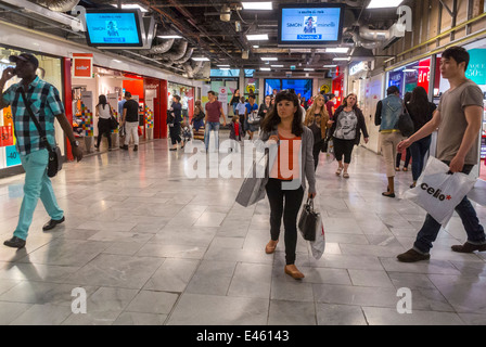 Paris, France, Fench adolescents transportant des sacs à provisions dans les Halles Paris, à l'intérieur du centre commercial « le Forum des Halles » couloir bondé, vintage, Banque D'Images