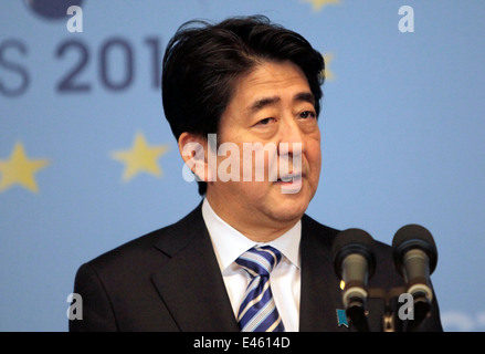 Shinzo Abe, Premier Ministre du Japon donne une conférence de presse à la fin de sommet du G7 à Bruxelles, Belgique, 2014 Banque D'Images