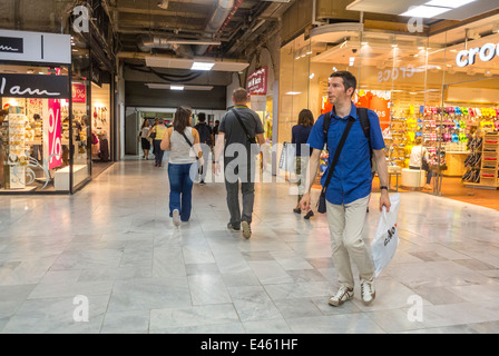 Paris, France, l'homme qui marche, shopping dans la 'Les Halles' à l'intérieur de la 'Le Forum des Halles' Shopping Centre, Couloir Banque D'Images