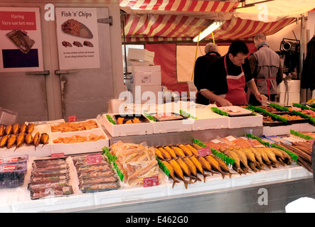 Décrochage du poisson dans le marché Albert Cuyp à Amsterdam Banque D'Images