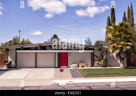 Eichler maison avec porte rouge sur journée ensoleillée Banque D'Images