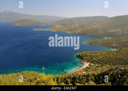 Mourtia beach et bay avec la pointe sud-est de Samos et le Mont Mycale en Turquie dans le Parc National de la péninsule de Dilek en arrière-plan, la côte est de Samos, août 2011. Banque D'Images