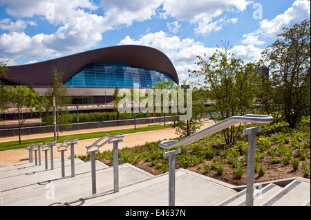 L'impressionnant centre aquatique situé dans le Queen Elizabeth Olympic Park à côté de la rivière d'eau à Stratford, Londres. Banque D'Images