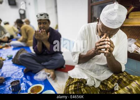 Bangkok, Thaïlande. 3 juillet, 2014. Un homme prie devant l'Iftar, le repas qui rompt le long de la journée à la mosquée Haroon rapide à Bangkok pendant le mois sacré du Ramadan. Le Ramadan est le neuvième mois du calendrier islamique, et le mois dans lequel les musulmans croient que le Coran a été révélé. Le mois est passé par les musulmans le jeûne pendant le jour de l'aube au coucher du soleil. Le jeûne pendant le mois du Ramadan est un des cinq piliers de l'Islam. Credit : ZUMA Press, Inc./Alamy Live News Banque D'Images