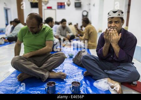 Bangkok, Thaïlande. 3 juillet, 2014. Un homme prie devant l'Iftar, le repas qui rompt le long de la journée à la mosquée Haroon rapide à Bangkok pendant le mois sacré du Ramadan. Le Ramadan est le neuvième mois du calendrier islamique, et le mois dans lequel les musulmans croient que le Coran a été révélé. Le mois est passé par les musulmans le jeûne pendant le jour de l'aube au coucher du soleil. Le jeûne pendant le mois du Ramadan est un des cinq piliers de l'Islam. Credit : ZUMA Press, Inc./Alamy Live News Banque D'Images