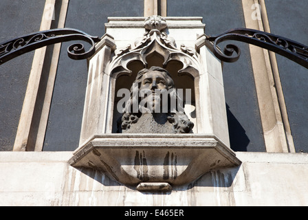 Londres, Royaume-Uni - 16 MAI 2014 : un buste du roi Charles 1er sur un mur extérieur de l'église St Margaret's à Londres. Banque D'Images