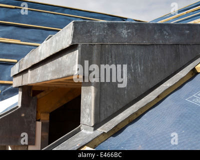 L bâtiment maison traditionnelle en bois, toit lucarne habillés avec du plomb par l'artisan Banque D'Images