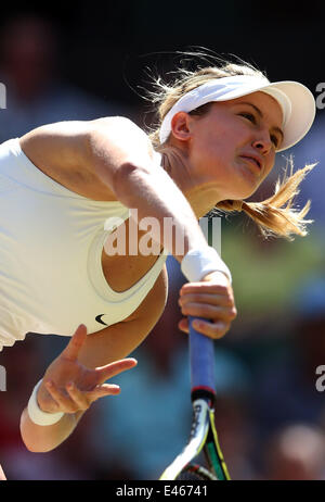 London, Londres, Royaume-Uni. 3 juillet, 2014. Eugénie Bouchard du Canada sert pendant la demi-finale du simple dames contre : Simona de Roumanie lors de la 2014 de Wimbledon à Wimbledon, dans le sud-ouest de Londres, le 3 juillet 2014. Credit : Meng Yongmin/Xinhua/Alamy Live News Banque D'Images