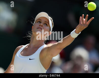 London, Londres, Royaume-Uni. 3 juillet, 2014. Eugénie Bouchard du Canada sert pendant la demi-finale du simple dames contre : Simona de Roumanie lors de la 2014 de Wimbledon à Wimbledon, dans le sud-ouest de Londres, le 3 juillet 2014. Credit : Meng Yongmin/Xinhua/Alamy Live News Banque D'Images