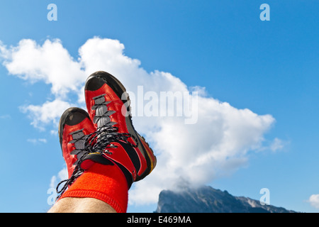 Bottes de randonnée rouge sur une randonnée dans les montagnes de l'Autriche. L'activité durant les loisirs Banque D'Images