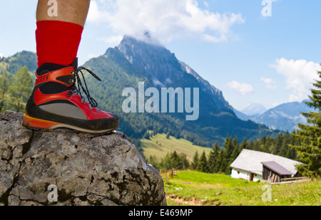 Bottes de randonnée rouge sur une randonnée dans les montagnes de l'Autriche. L'activité durant les loisirs Banque D'Images