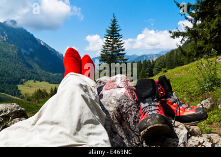 Bottes de randonnée rouge sur une randonnée dans les montagnes de l'Autriche. L'activité durant les loisirs Banque D'Images