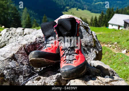 Bottes de randonnée rouge sur une randonnée dans les montagnes de l'Autriche. L'activité durant les loisirs Banque D'Images