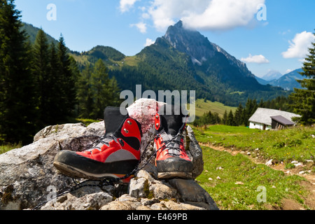 Bottes de randonnée rouge sur une randonnée dans les montagnes de l'Autriche. L'activité durant les loisirs Banque D'Images