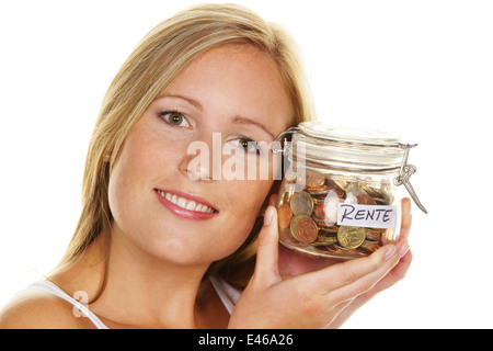 Une jeune femme d'économiser de l'argent et des pièces pour l'avenir. Et l'épargne retraite. Banque D'Images