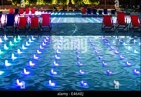 Fontaine couleur Lights Grenier Square Kings Cross Londres UK Banque D'Images