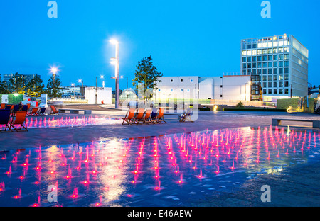 Fontaine couleur des lumières dans la nuit le grenier Square Kings Cross Londres UK Banque D'Images