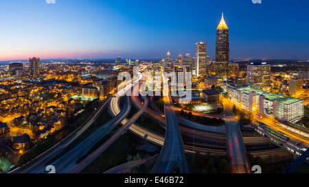 Portrait, l'Interstate 85 et de Midtown Atlanta skyline, New York, United States of America Banque D'Images