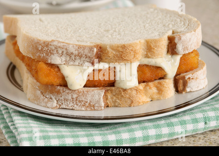 Doigt poisson Sandwich avec la sauce tartare un confort alimentaire britannique populaire Banque D'Images