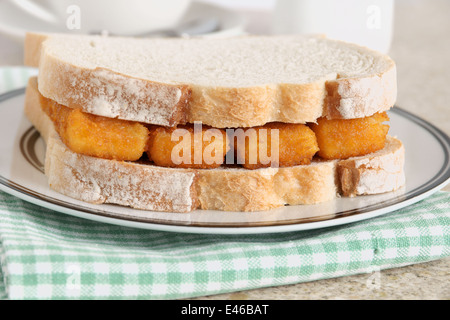 Un sandwich doigt poisson confort alimentaire britannique populaire Banque D'Images