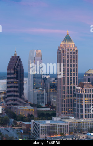 View sur l'Interstate 85 en passant la skyline d'Atlanta, Atlanta, Géorgie, États-Unis d'Amérique Banque D'Images