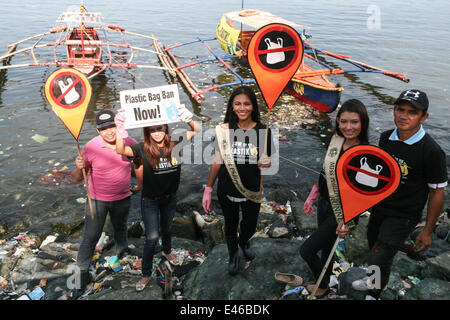 Manille, Philippines. 3 juillet, 2014. La princesse Manzon, Miss Earth Foundation, Inc. Directeur exécutif, Miss Philippines Air Terre 2014 Diane Querrer, et Miss Philippines Terre Bencelle Bianzon runner up avec d'autres bénévoles sont le long de la montée des ordures de la baie de Manille de la banque comme ils protestent pour l'interdiction totale des sacs en plastique. Les bénévoles montrent par Earth Island Institute des Philippines et Miss Earth Foundation a organisé une journée de nettoyage en commémoration de l'International Plastic Bag- journée libre à Manille. Crédit : J Gerard/NurPhoto Seguia/ZUMA/Alamy Fil Live News Banque D'Images